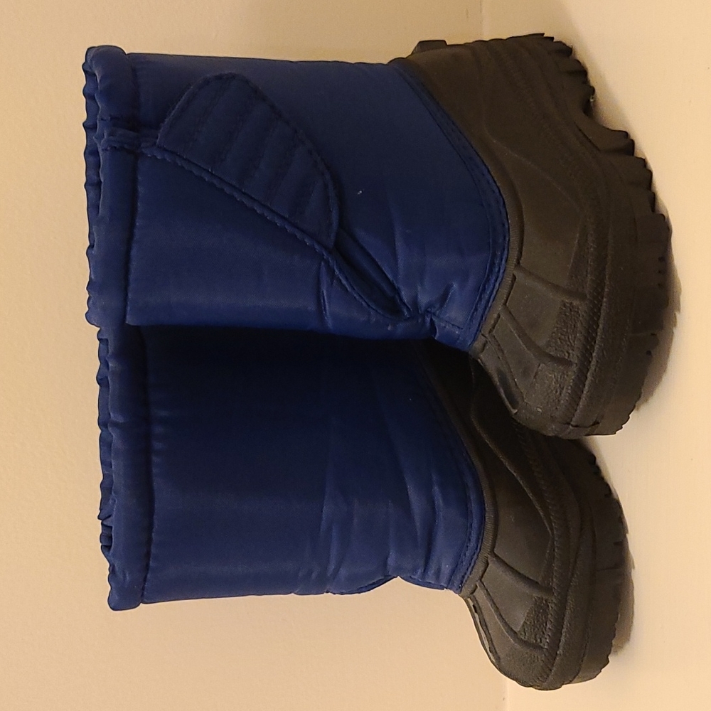 Like Nne Snow boot.  Small kids size 5